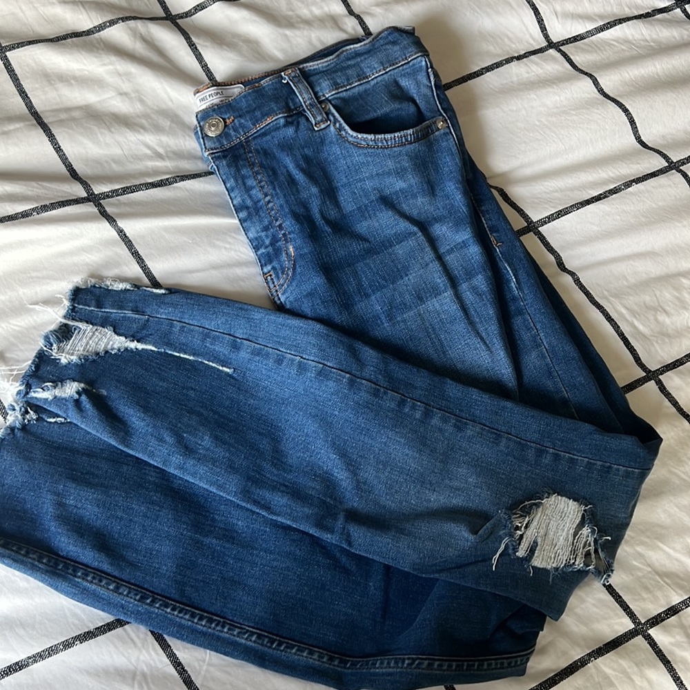 FREE PEOPLE RIPPED JEANS - Picture 2 of 6